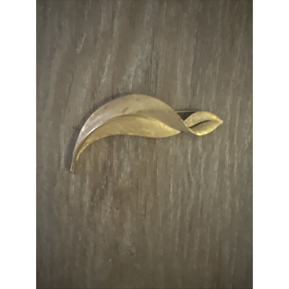 Vintage Crown Trifari Brushed Silver Tone Leaf Abstract Twist Pin Brooch  Signed